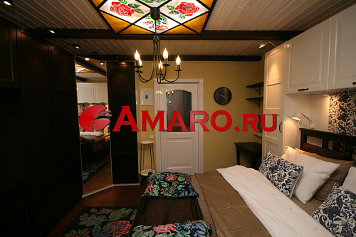 Интерьер спальни в немецком стиле с витражом и декоративными пенополиуретановыми балками Амаро