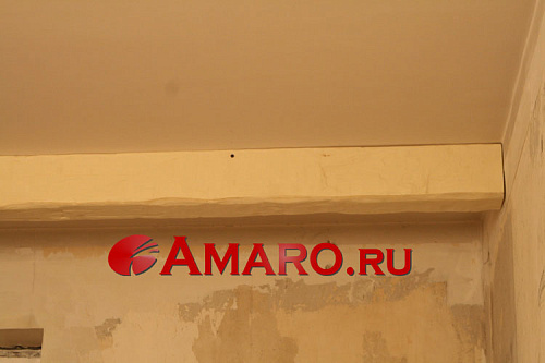 Пенополиуретановая балка закреплена на потолке и готова к покраске